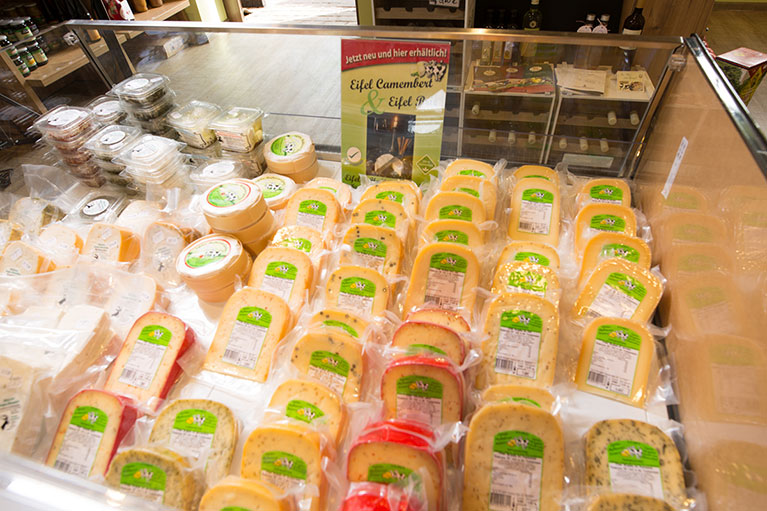 Milder und kräftiger Käse aus Kuh- und Ziegenmilch im Hofladen von Marita Wilms in Kaarst